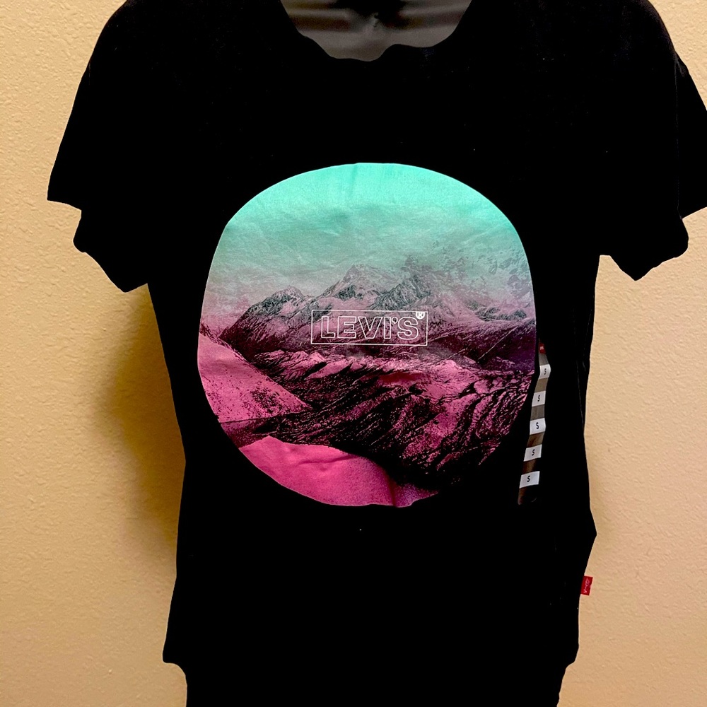 Levi’s women’s t shirt black size small
